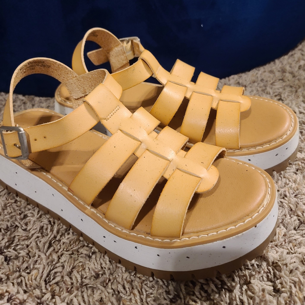 Universal Thread Tan Strappy Sandals with Closed Toe